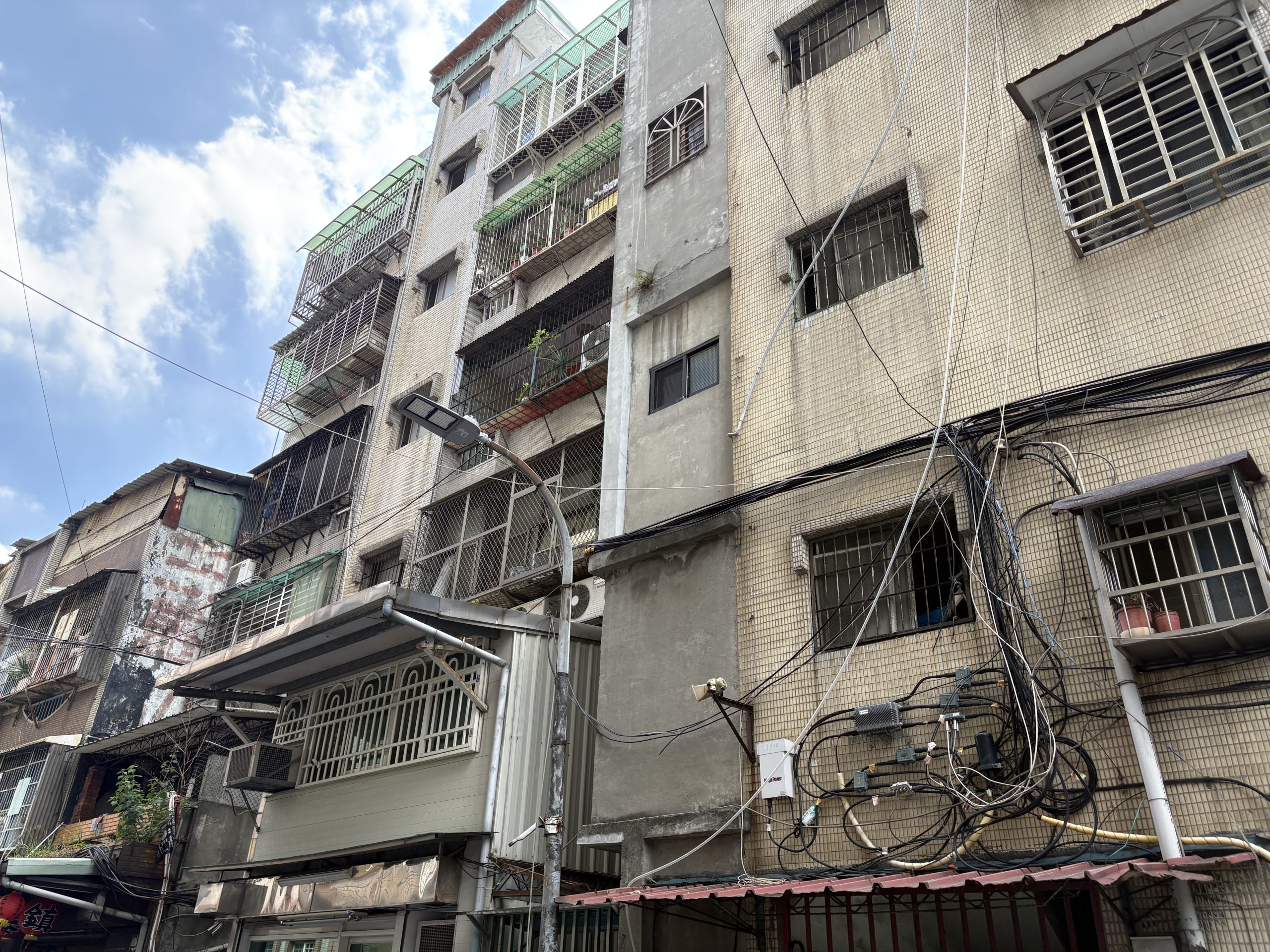 新莊福樂街建築物外觀電線雜亂